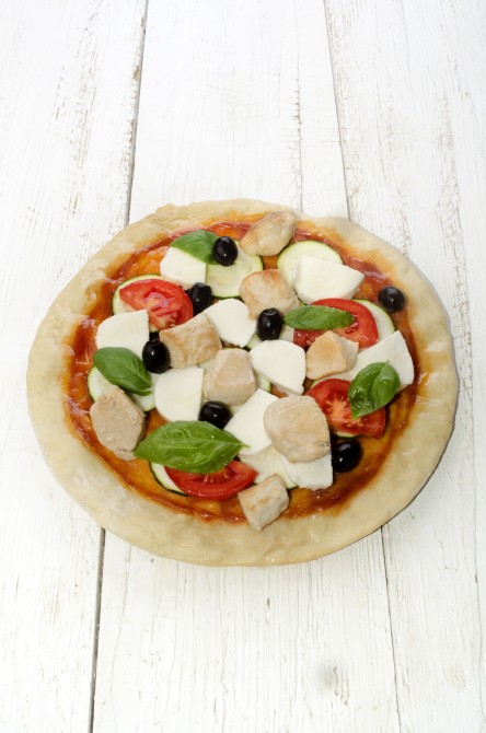 pizza with mozzarella, grilled chicken cube, black olive, tomato and basil