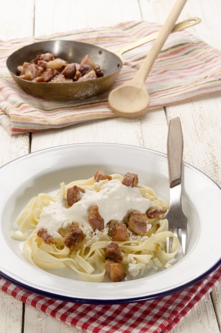 hungarian style pasta with sour cream, cottage cheese and bacon hungarian style pasta with sour cream, cottage cheese and bacon