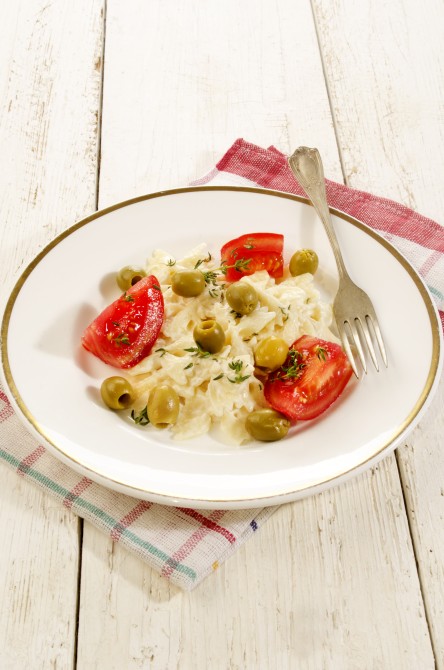 pasta salad with olives, tomatoes and thyme